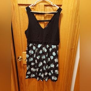 Torrid Size 2 (2X/XXL) Sleeveless Black Dress Blue and White floral bottom